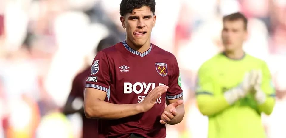 Joueur de West Ham applaudissant après le match