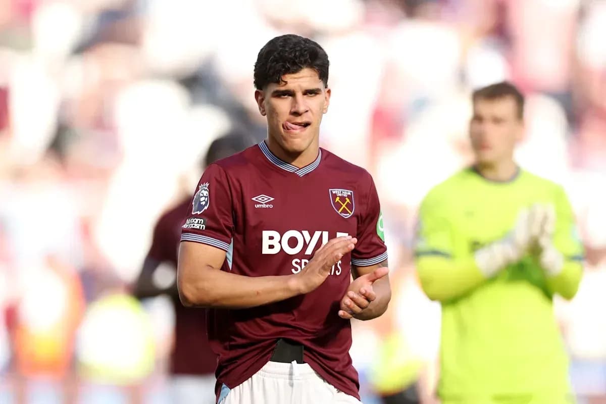 Joueur de West Ham applaudissant après le match