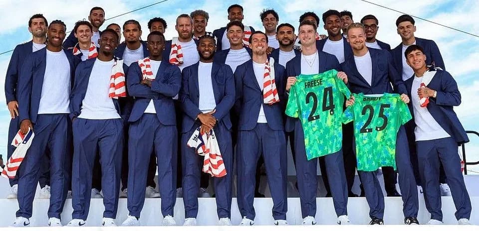 Équipe de football posant avec des maillots de gardiens