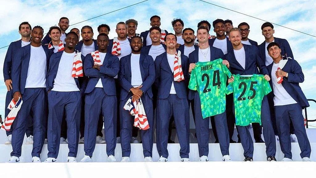 Équipe de football posant avec des maillots de gardiens