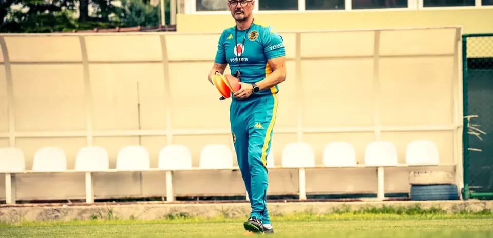 Entraîneur avec des cônes sur le terrain d'entraînement