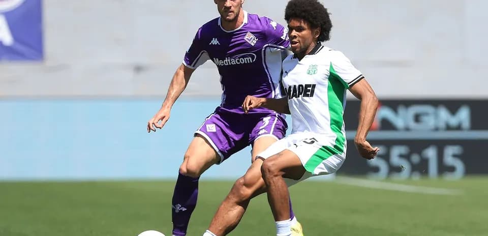 Joueurs de Fiorentina et Sassuolo en action