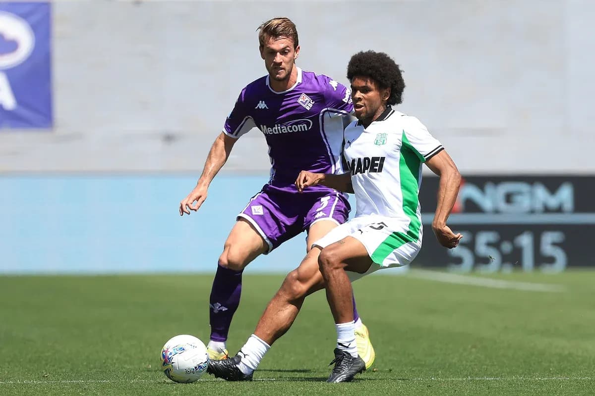 Joueurs de Fiorentina et Sassuolo en action