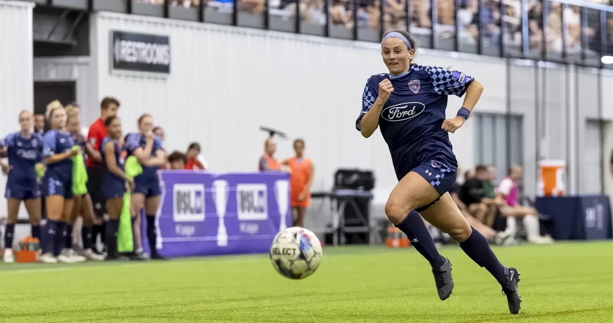 Joueuse courant avec le ballon pendant un match