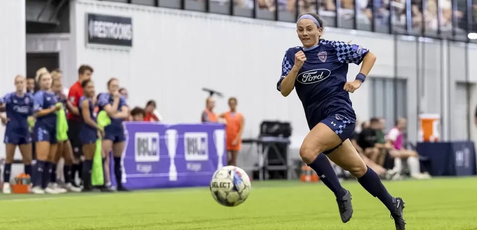 Joueuse courant avec le ballon pendant un match