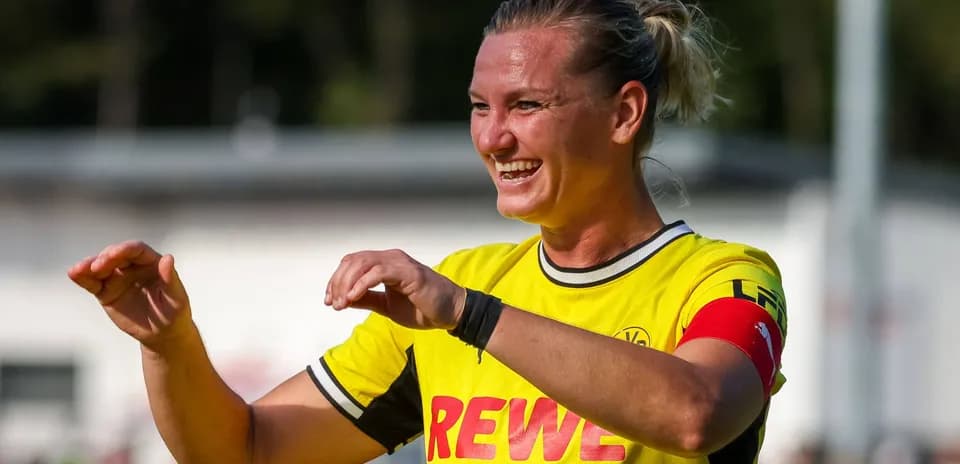 Joueuse célébrant sur le terrain avec un maillot jaune
