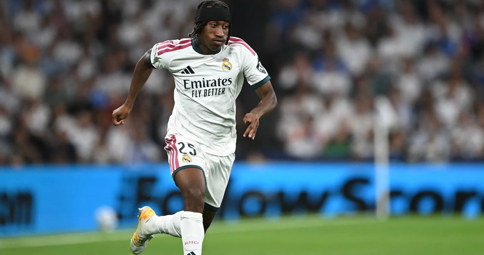 Joueur de Real Madrid courant sur le terrain
