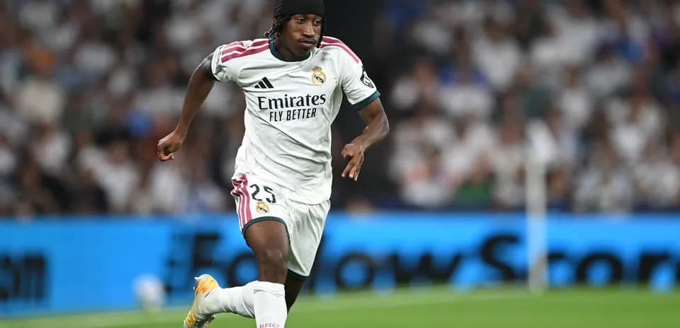 Joueur de Real Madrid courant sur le terrain