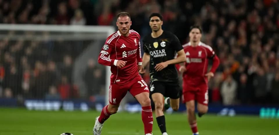 Joueur de Liverpool courant avec le ballon pendant le match