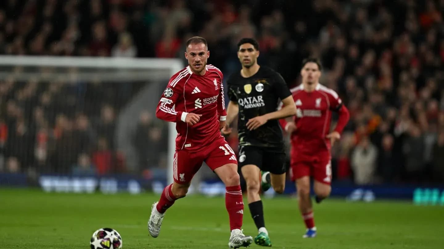 Joueur de Liverpool courant avec le ballon pendant le match