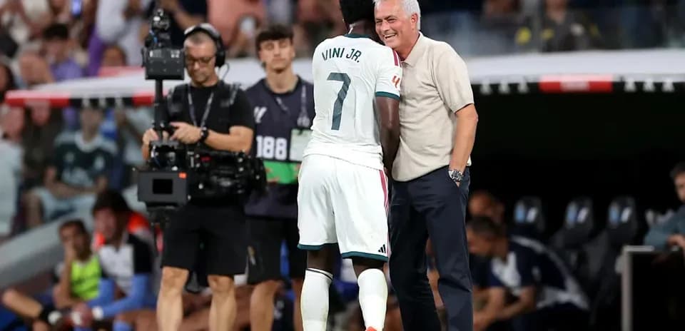Vini Jr. conversing with coach during match