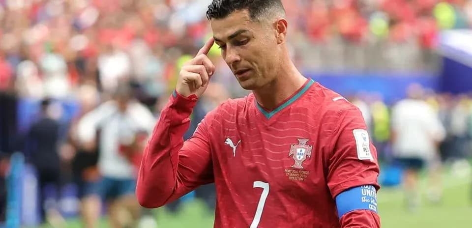 Cristiano Ronaldo en train de quitter le terrain
