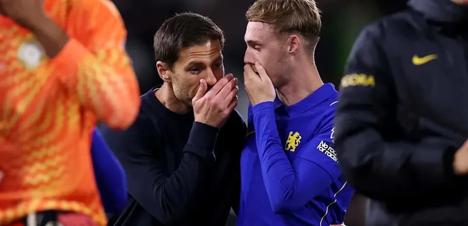 Entraîneur discutant avec un joueur de Chelsea