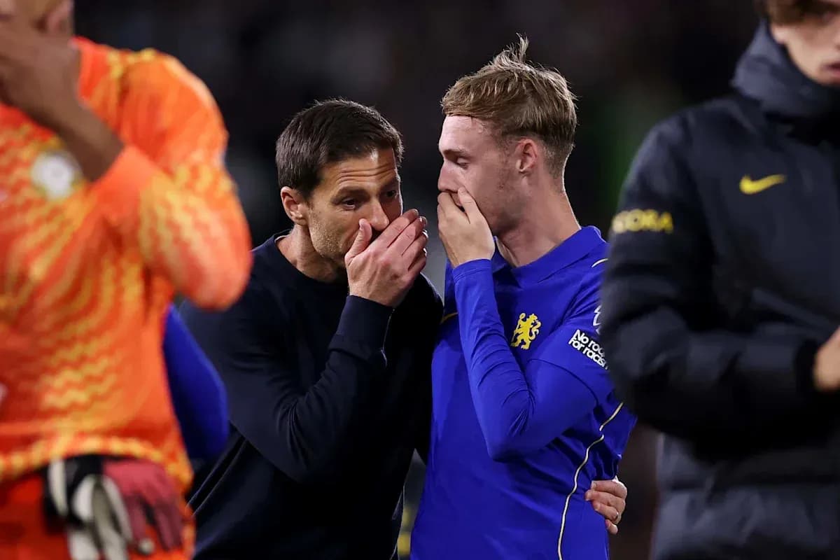 Entraîneur discutant avec un joueur de Chelsea