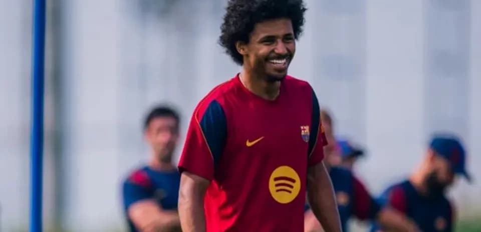 Joueur de Barcelone souriant lors de l'entraînement
