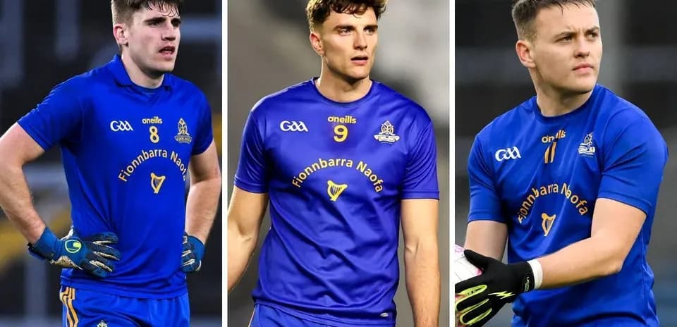 Trois joueurs en maillot de Fionnbarra Naofa sur le terrain