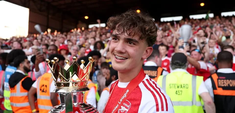Joueur d'Arsenal tenant le trophée de la Premier League