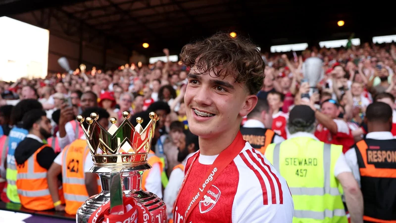 Joueur d'Arsenal tenant le trophée de la Premier League