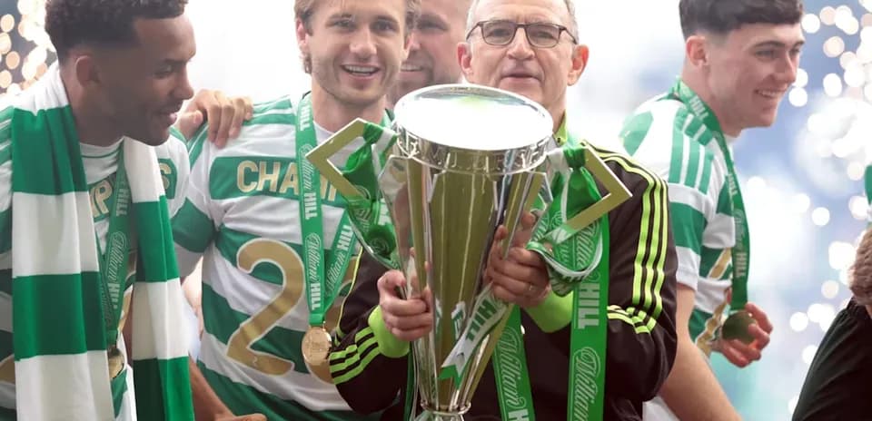 Équipe célébrant avec le trophée de champion