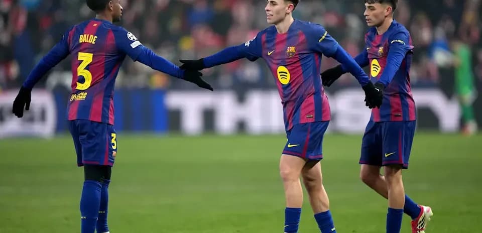 Trois joueurs du FC Barcelone se saluant sur le terrain