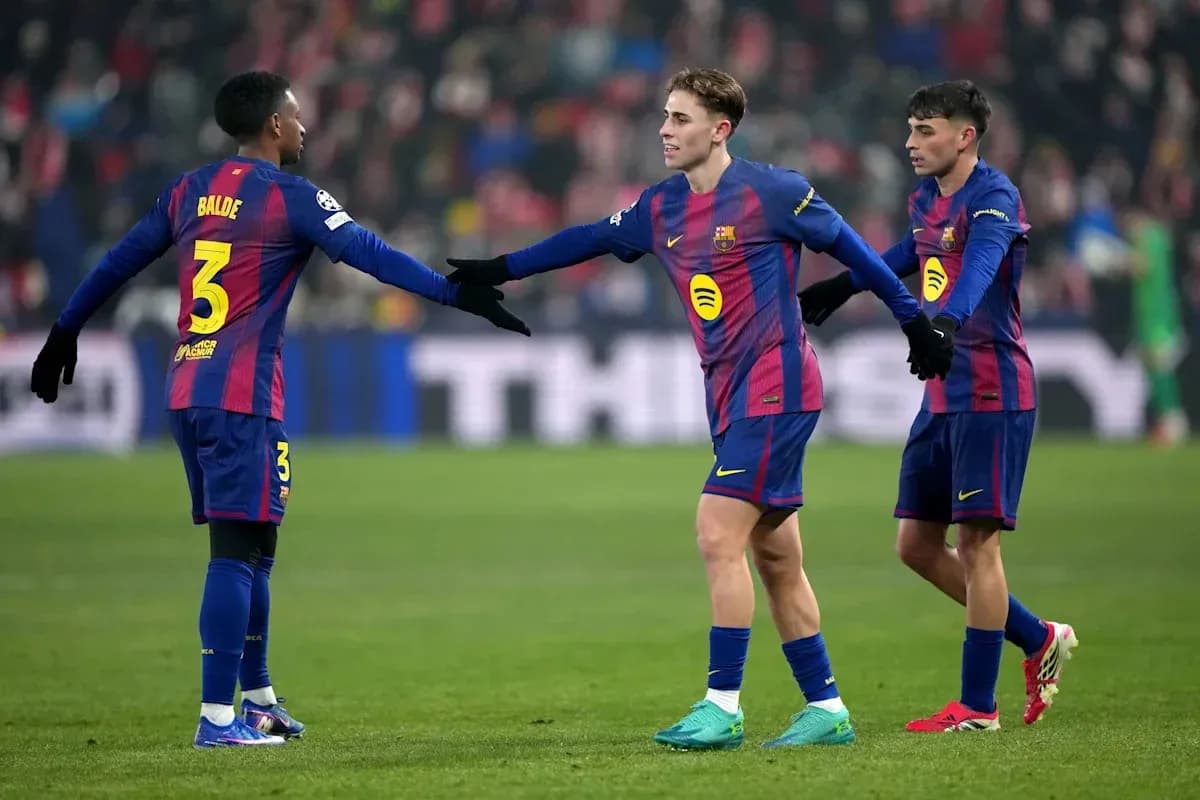 Trois joueurs du FC Barcelone se saluant sur le terrain