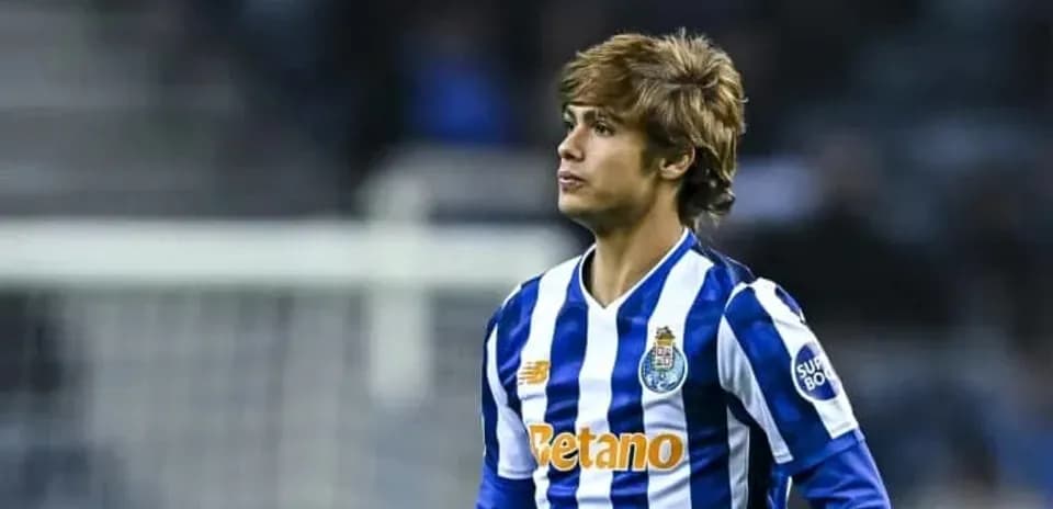 Joueur de Porto en tenue rayée lors du match