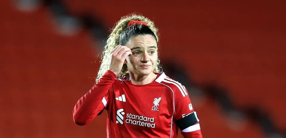 Joueuse de Liverpool en tenue rouge sur le terrain