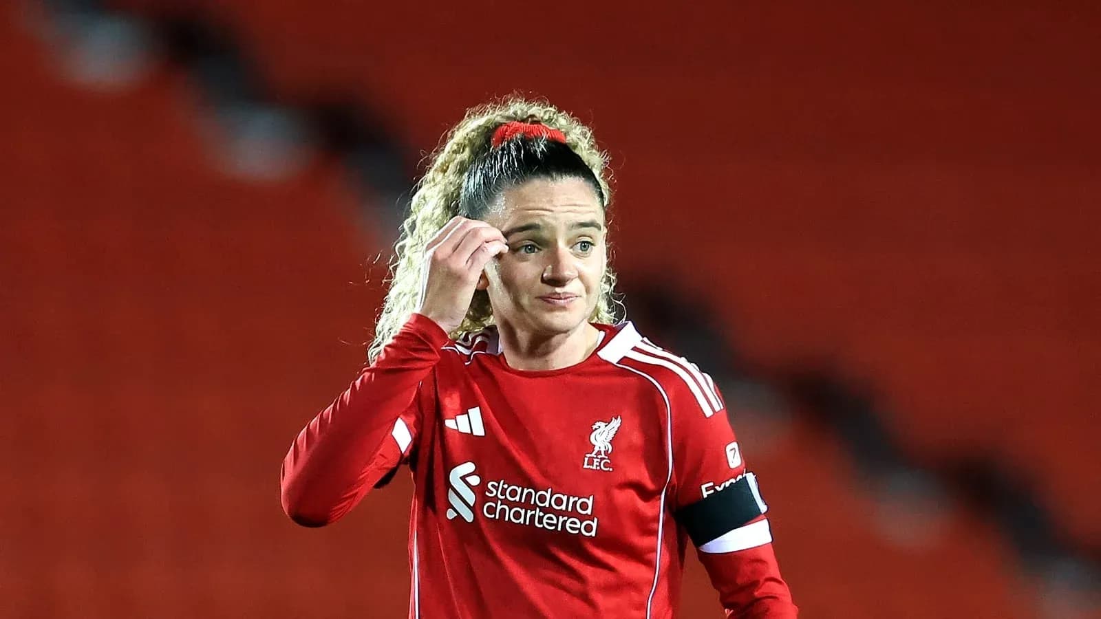 Joueuse de Liverpool en tenue rouge sur le terrain