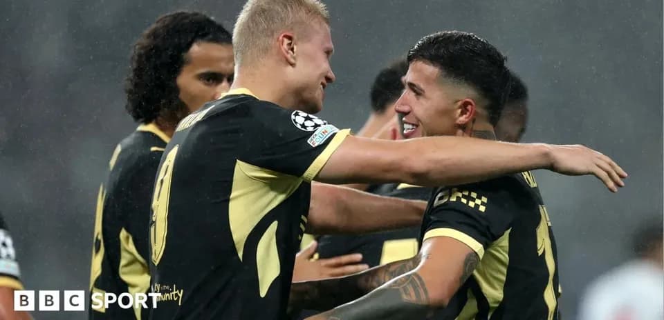 Joueurs célébrant un but ensemble sur le terrain