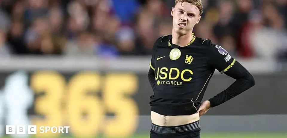 Joueur de Chelsea se tenant le ventre sur le terrain