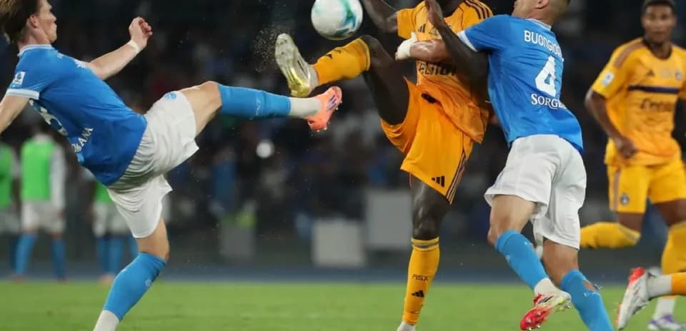 Action intense entre Pisa et Napoli pendant le match