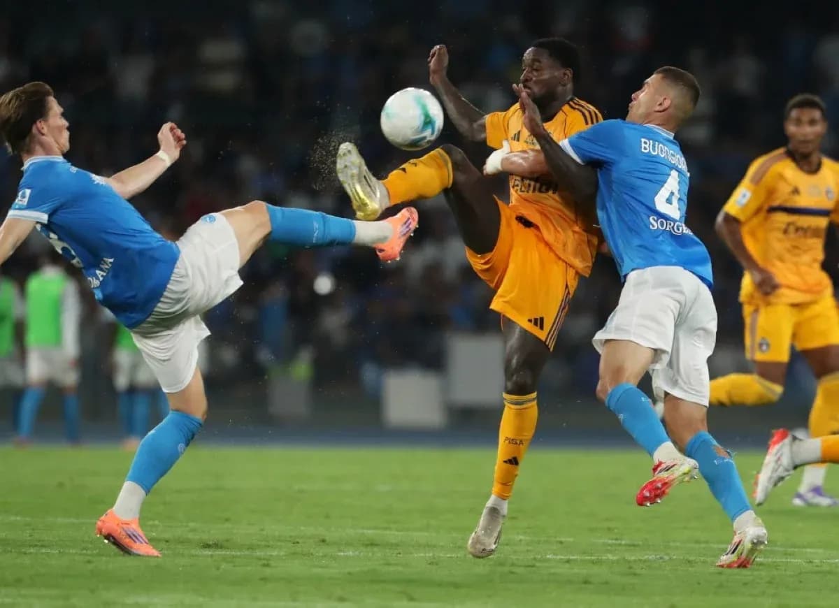 Action intense entre Pisa et Napoli pendant le match