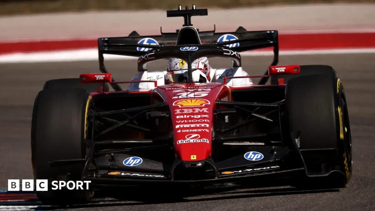 Voiture de course Ferrari en pleine action sur circuit