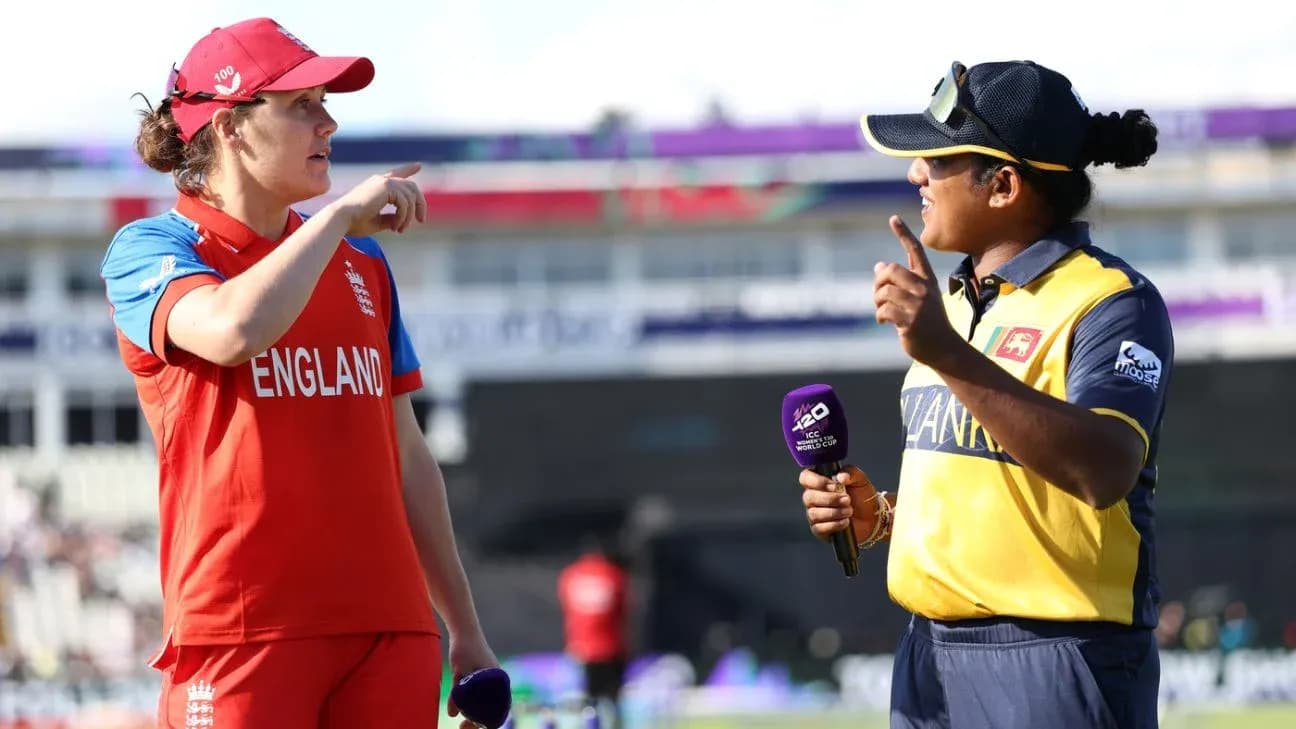 Capitaines de l'Angleterre et du Sri Lanka discutant lors du tirage