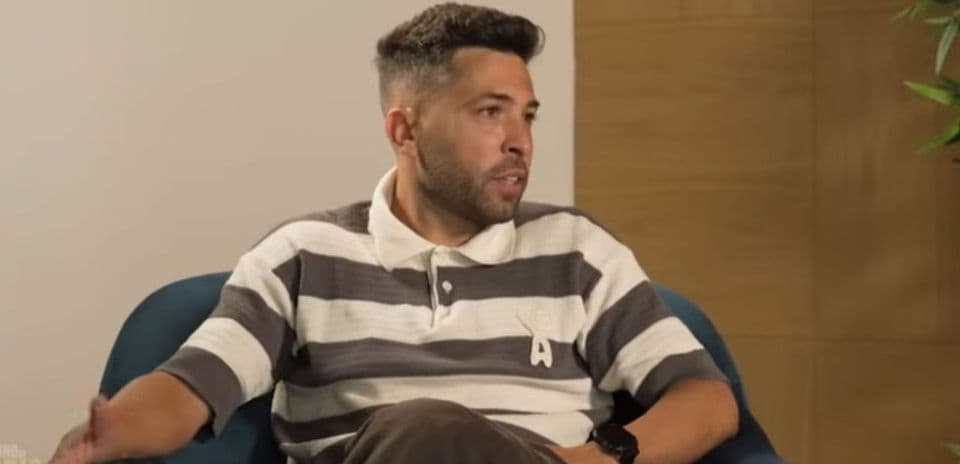 Homme assis sur un canapé pendant une interview