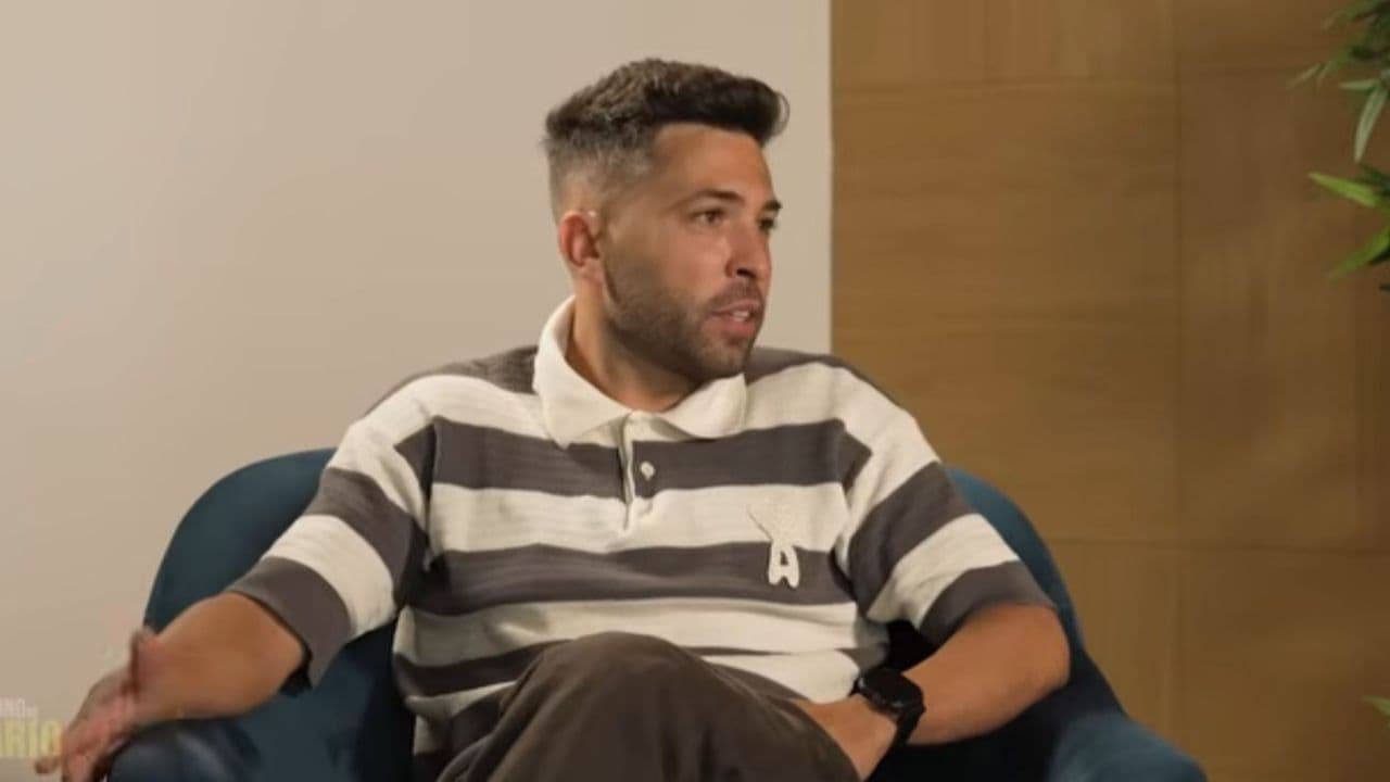 Homme assis sur un canapé pendant une interview