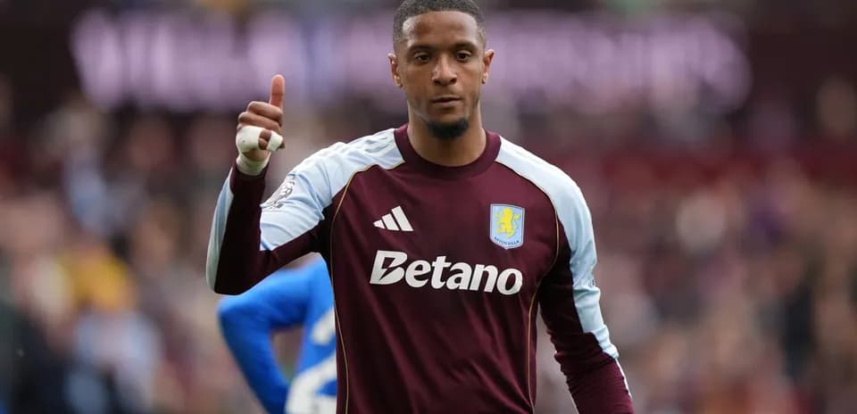 Gardien de but d'Aston Villa avec un pouce levé
