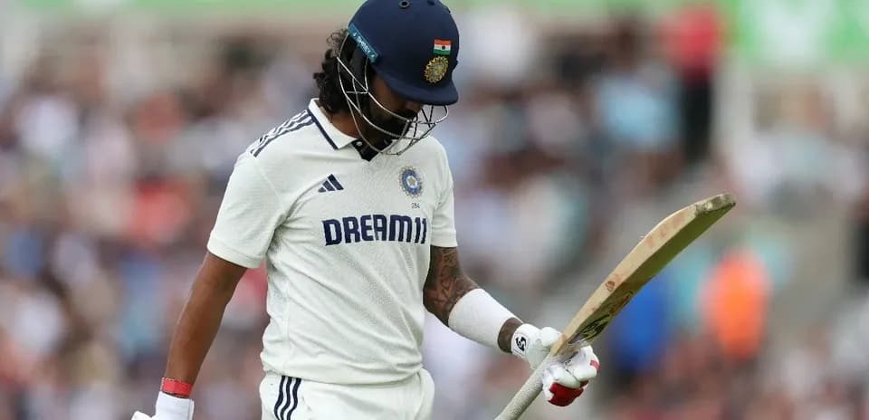 Joueur de cricket marchant avec sa batte à la main