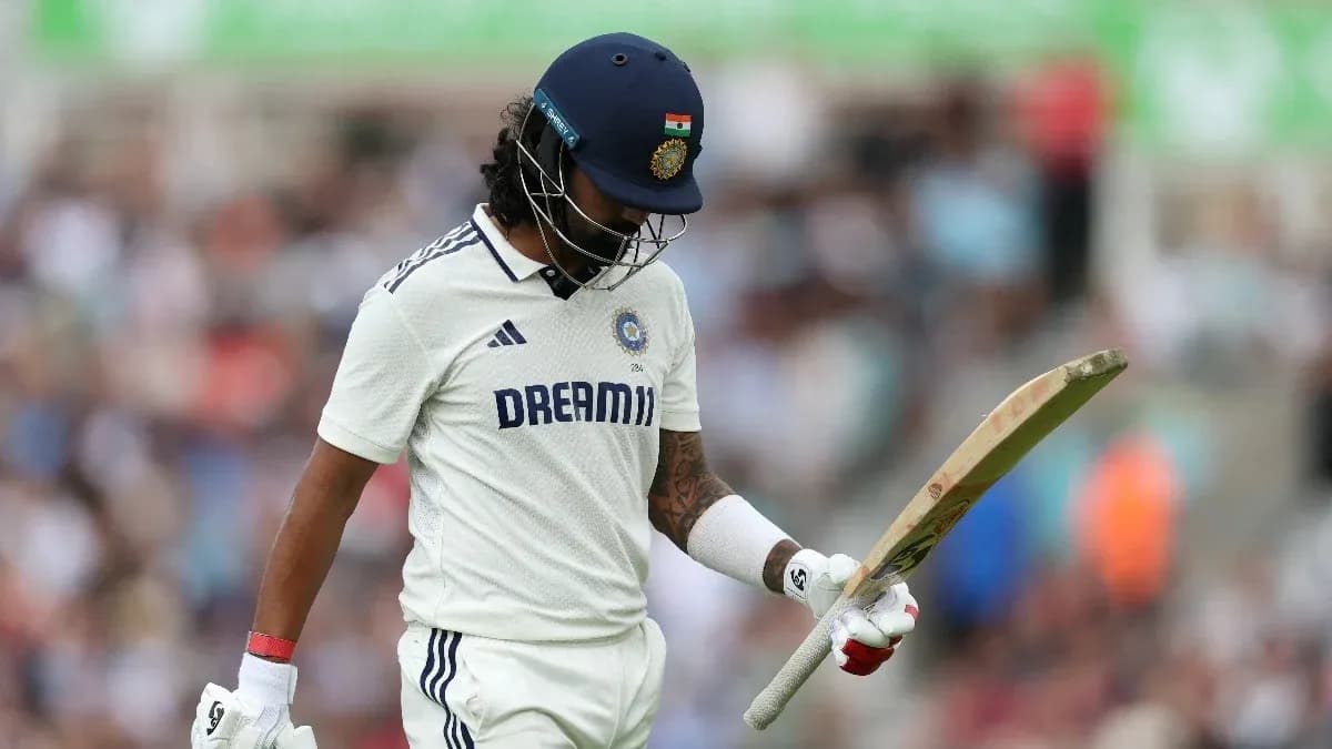 Joueur de cricket marchant avec sa batte à la main