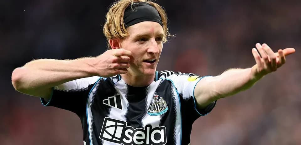 Joueur de Newcastle gesticulant sur le terrain