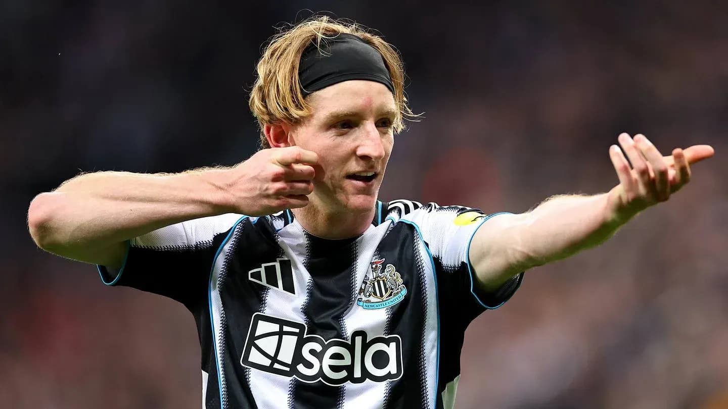 Joueur de Newcastle gesticulant sur le terrain