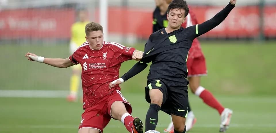 Deux joueurs en duel lors d'un match de football