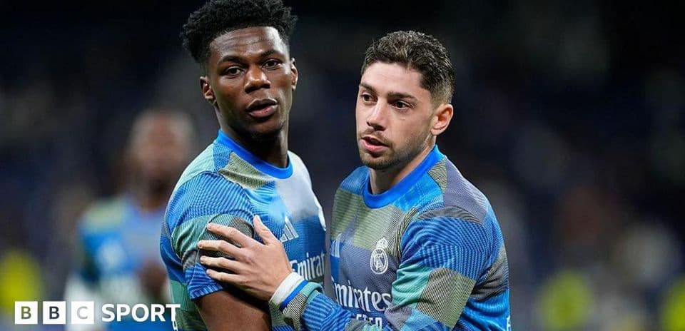 Deux joueurs de Real Madrid célébrant ensemble