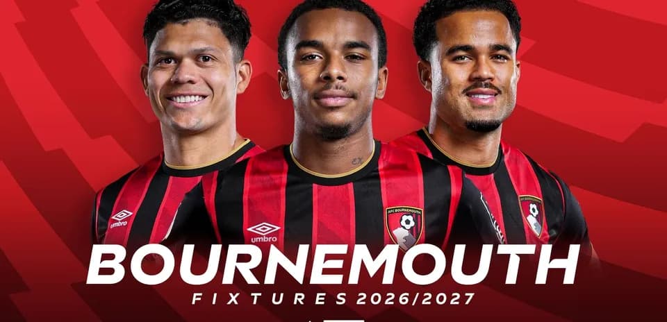 Trois joueurs d'AFC Bournemouth avec maillots rayés