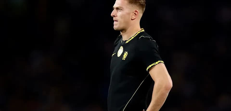 Joueur en tenue noire observant le match