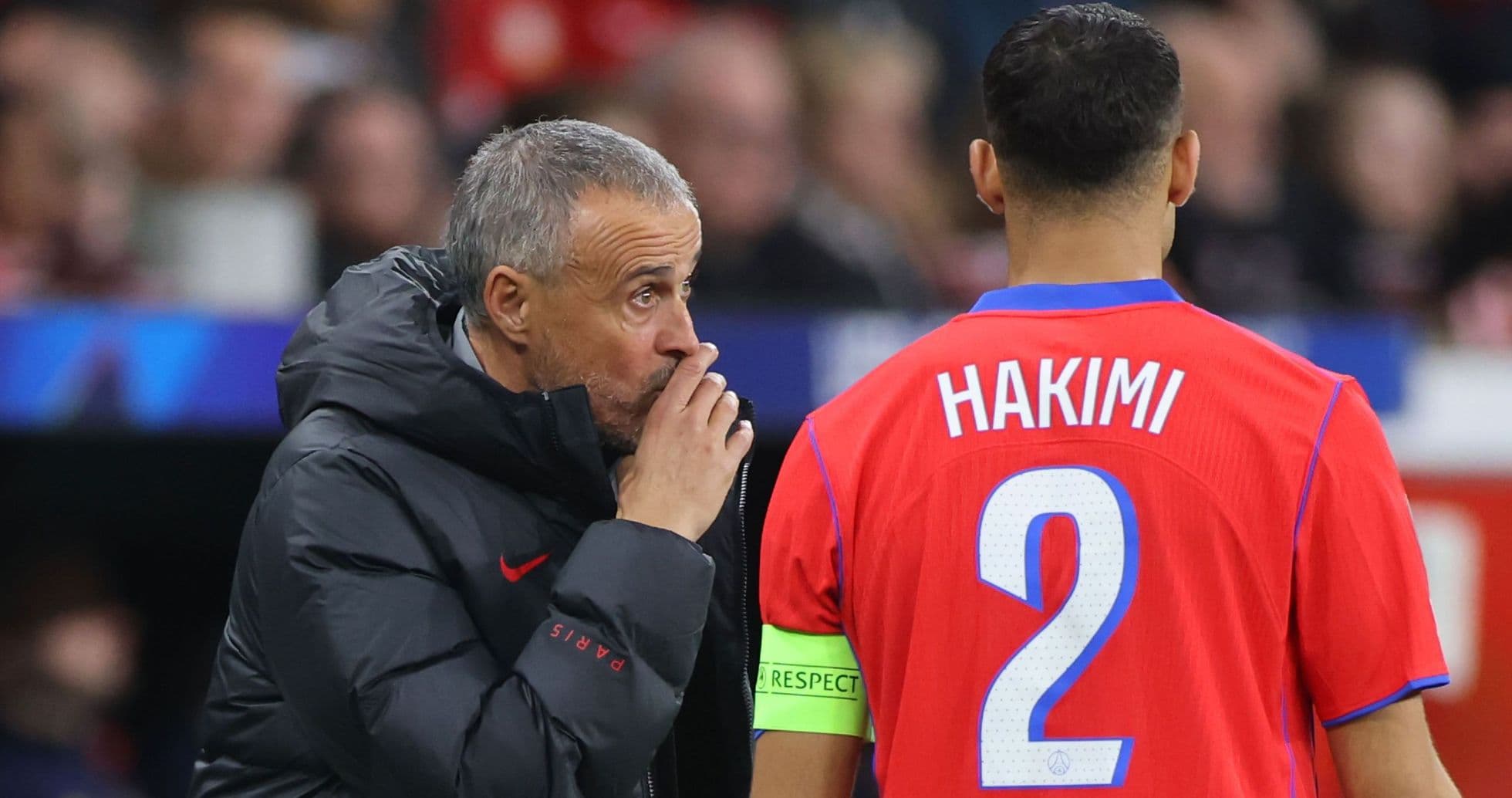 Entraîneur discutant avec Hakimi sur le banc