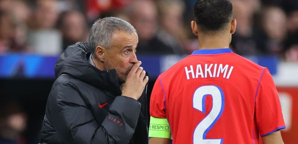 Entraîneur discutant avec Hakimi sur le banc