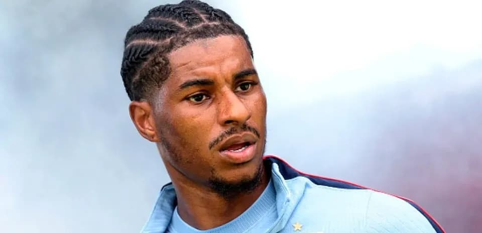 Joueur en tenue d'entraînement avec tresse