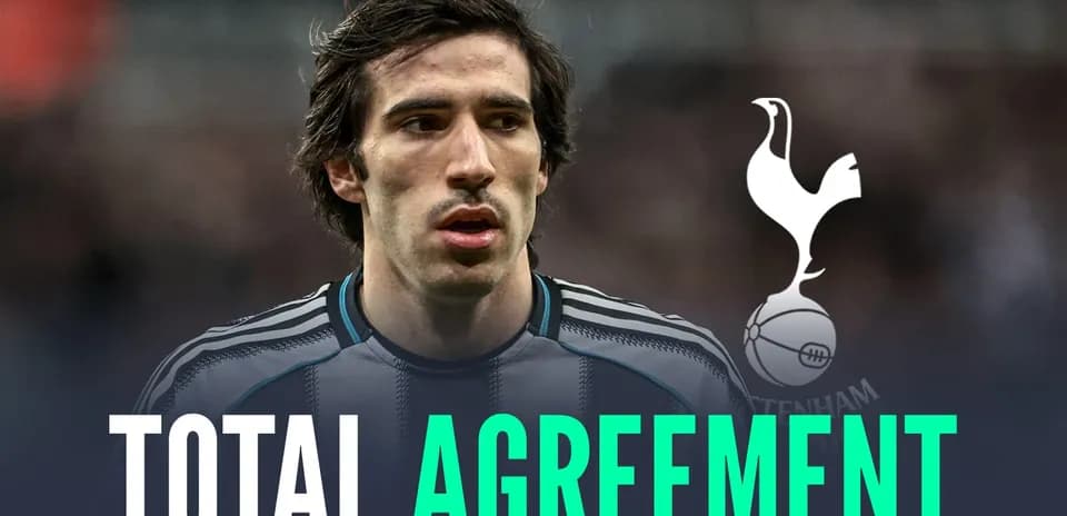 Joueur de football avec logo de Tottenham en arrière-plan