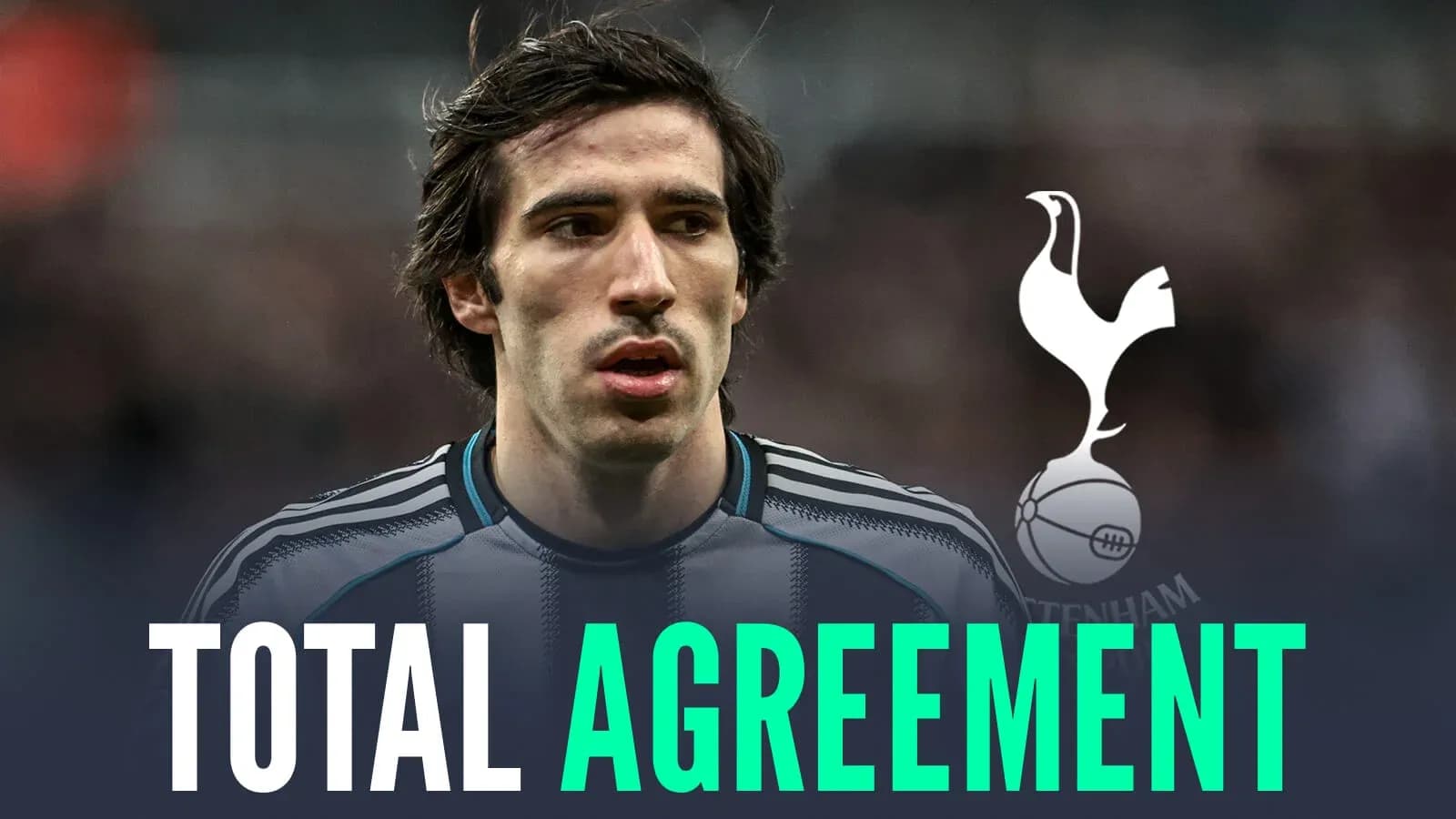 Joueur de football avec logo de Tottenham en arrière-plan